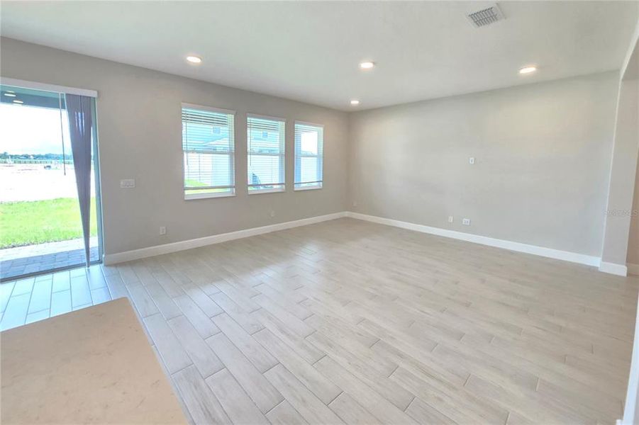 Spacious, unfurnished interior of a new home in Bay Lake Farms, St. Cloud (Image 24).