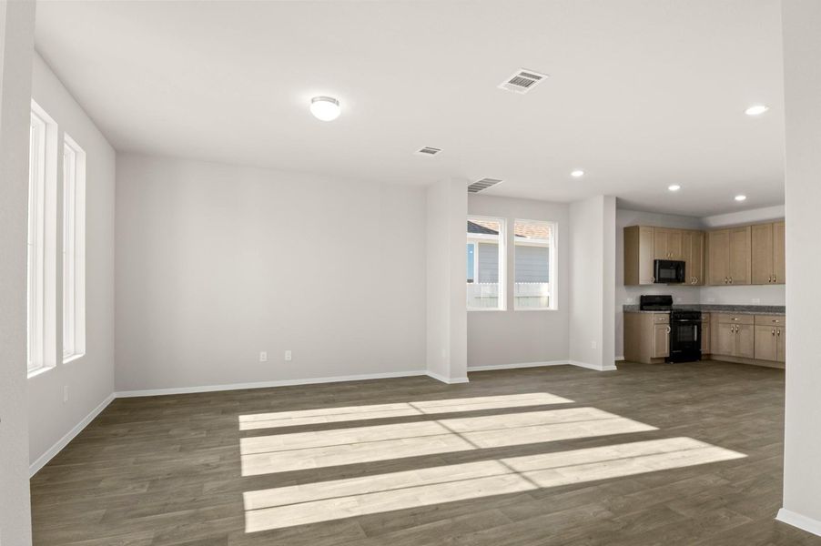 Spacious, unfurnished interior of a new home in Harvest Ridge, Elgin (Image 26).