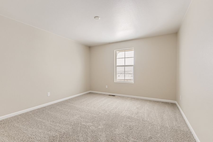 Spacious, unfurnished interior of a new home in The Aurora Highlands, Aurora (Image 16).