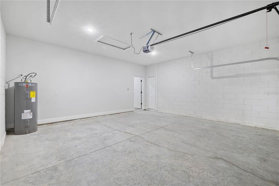 Spacious, unfurnished interior of a new home in , Ocala (Image 26).