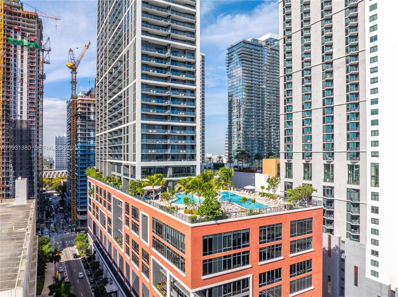 Condo located in Miami, FL showcasing its design and architecture (Image 17).