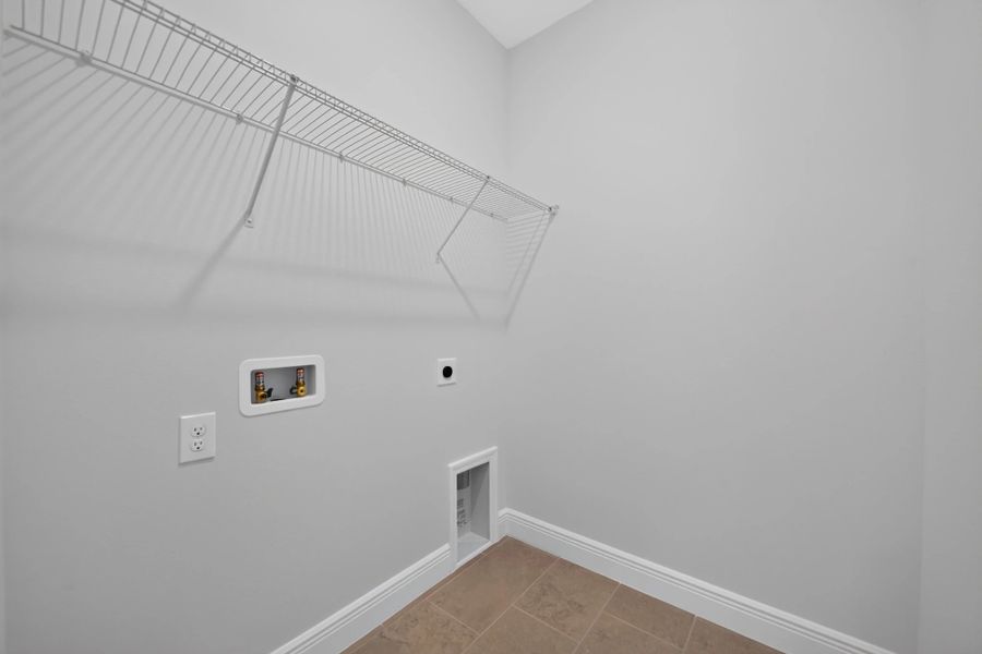 Spacious, unfurnished interior of a new home in Lake Cawood Cove, Windermere (Image 19). Spacious, unfurnished interior of a new home in Lake Cawood Cove, Windermere (Image 19).
