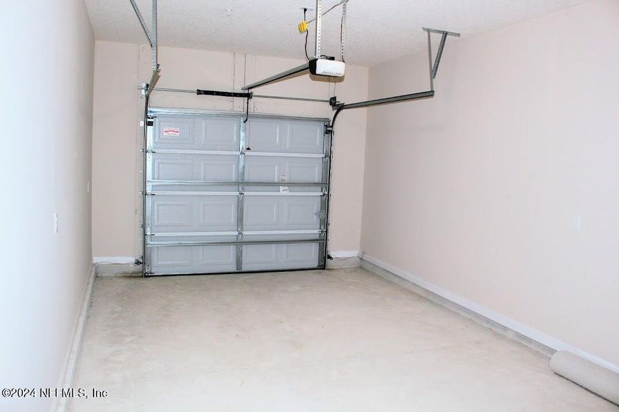 Spacious, unfurnished interior of a new home in , Middleburg (Image 14).