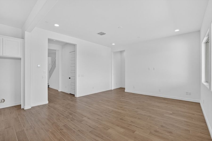 Spacious, unfurnished interior of a new home in Hawes Crossing, Mesa (Image 14).