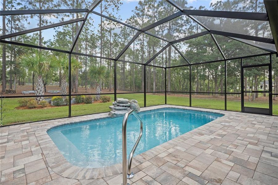 Exterior details and patio area of a home in , Dunnellon (Image 30).