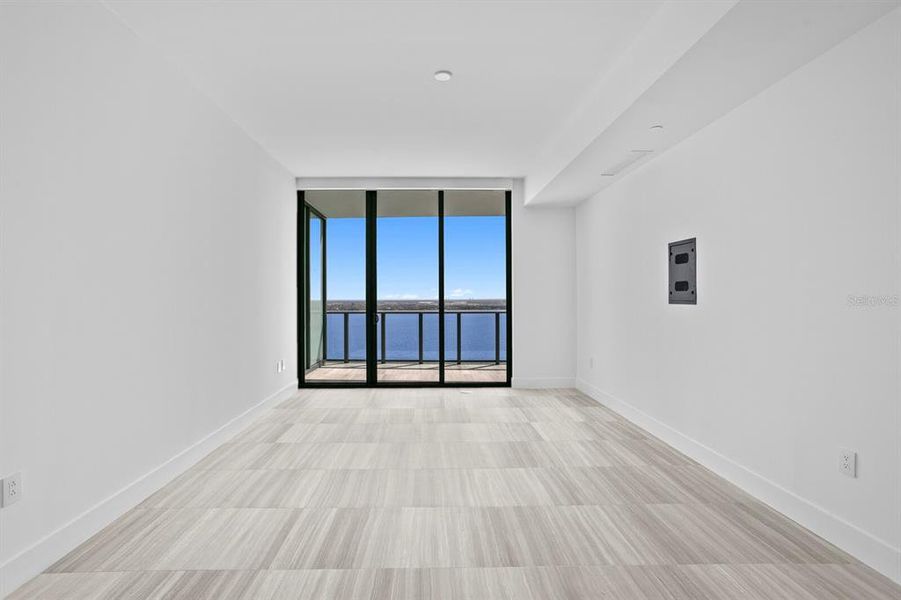 Spacious, unfurnished interior of a new home in , Tampa (Image 30).