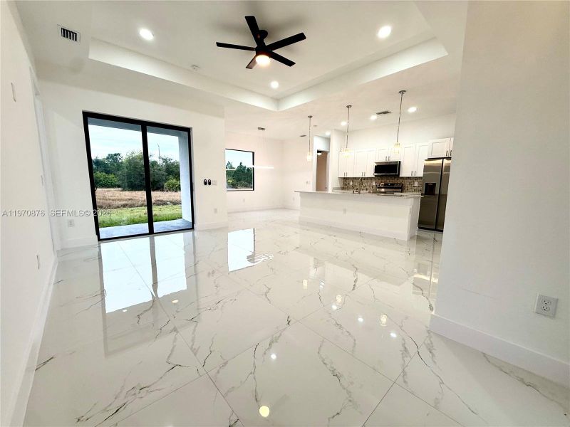 Spacious, unfurnished interior of a new home in , Lehigh Acres (Image 9).