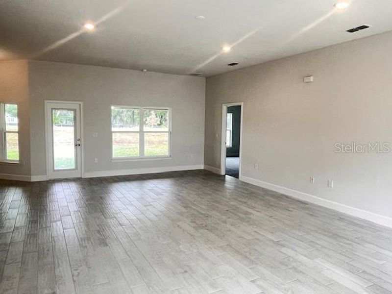 Spacious, unfurnished interior of a new home in Hill Country Estates, Dade City (Image 6).