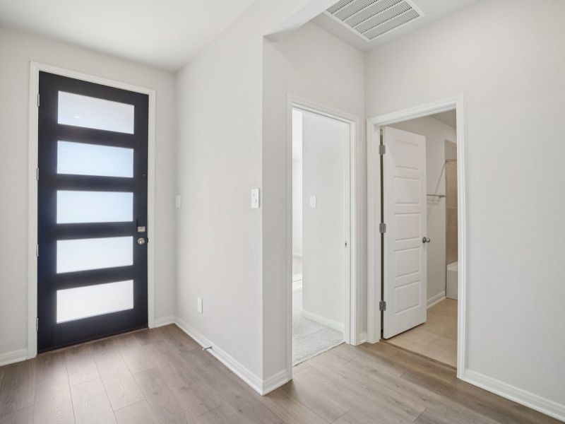 Spacious, unfurnished interior of a new home in Arcadia Ridge - Classic Series, San Antonio (Image 11).