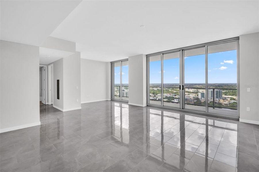 Spacious, unfurnished interior of a new home in , St. Petersburg (Image 25).