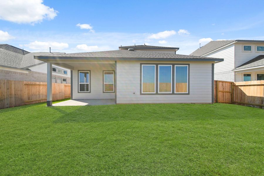 Exterior details and patio area of a home in Huntington Place, Rosharon (Image 3).