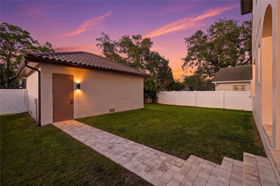 Exterior details and patio area of a home in , St. Petersburg (Image 34).