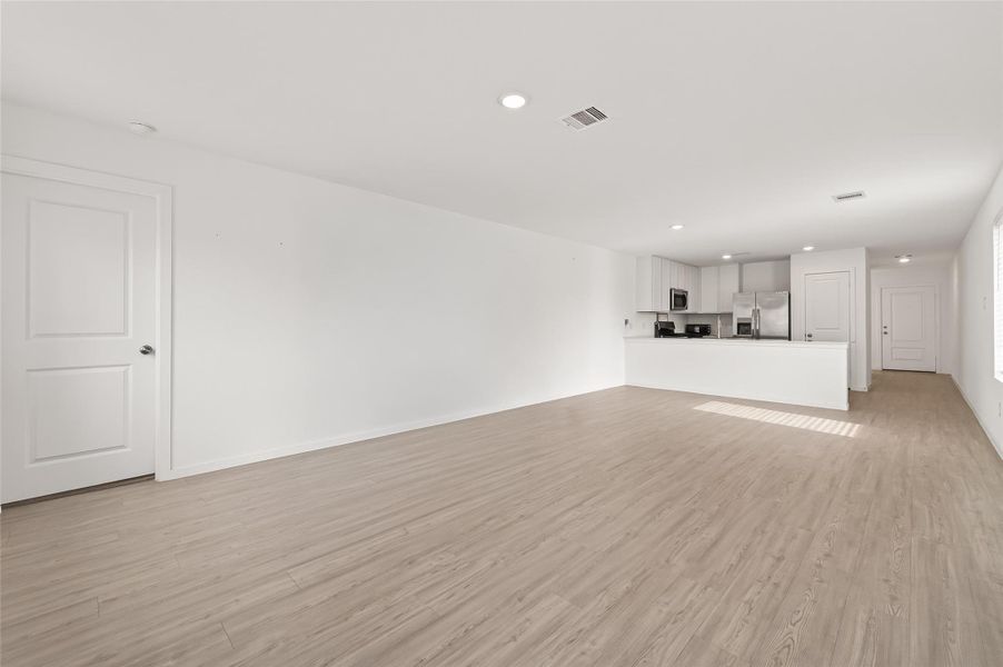 Spacious, unfurnished interior of a new home in Anniston, Katy (Image 16).