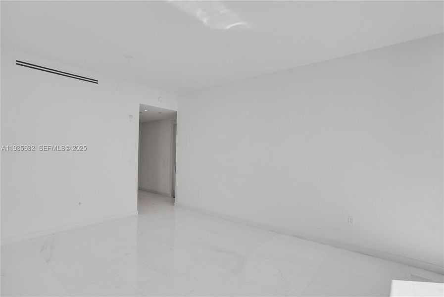 Spacious, unfurnished interior of a new home in , Miami (Image 33).
