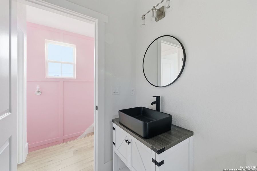 Furnished interior view inside a new home in , Bandera (Image 4).