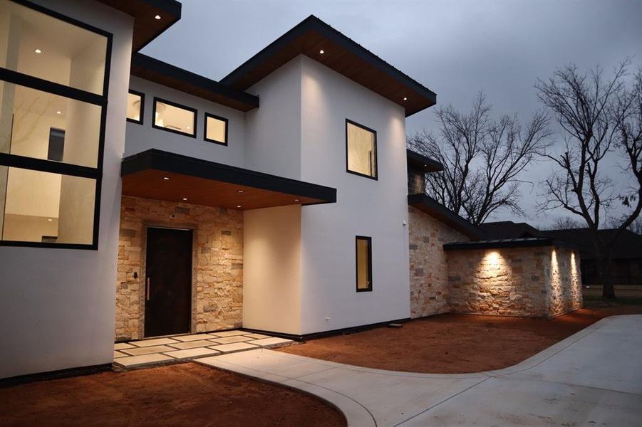 Exterior details and patio area of a home in , Granbury (Image 18).