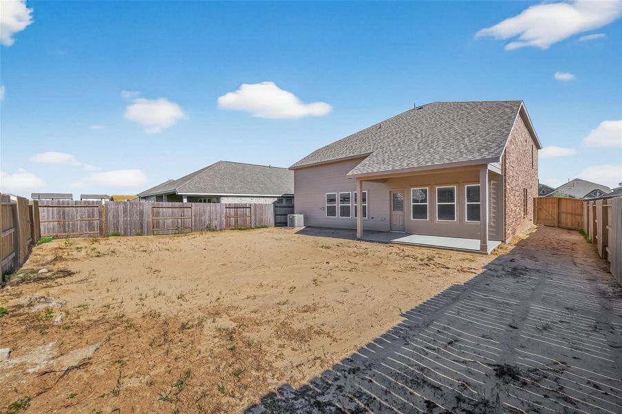Exterior details and patio area of a home in Lago Mar, Texas City (Image 20).