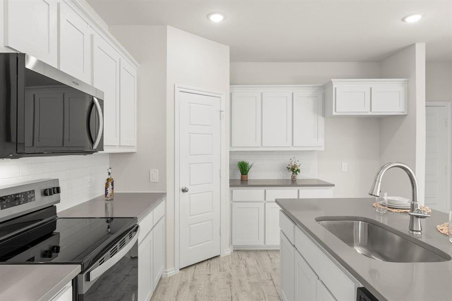 09. 3200 Yellow Pine - Kitchen (3)