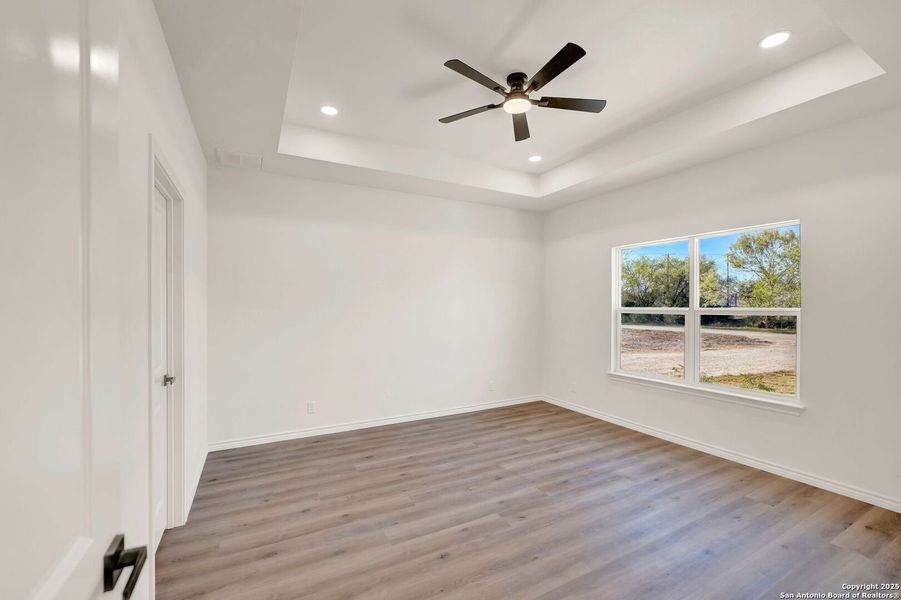Spacious, unfurnished interior of a new home in , Hondo (Image 33).