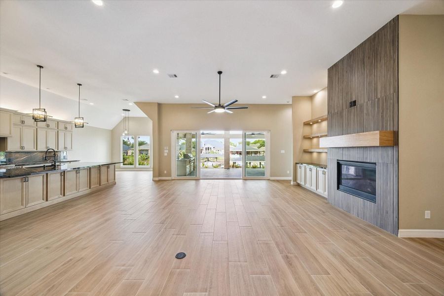 Spacious, unfurnished interior of a new home in , Kemah (Image 29).