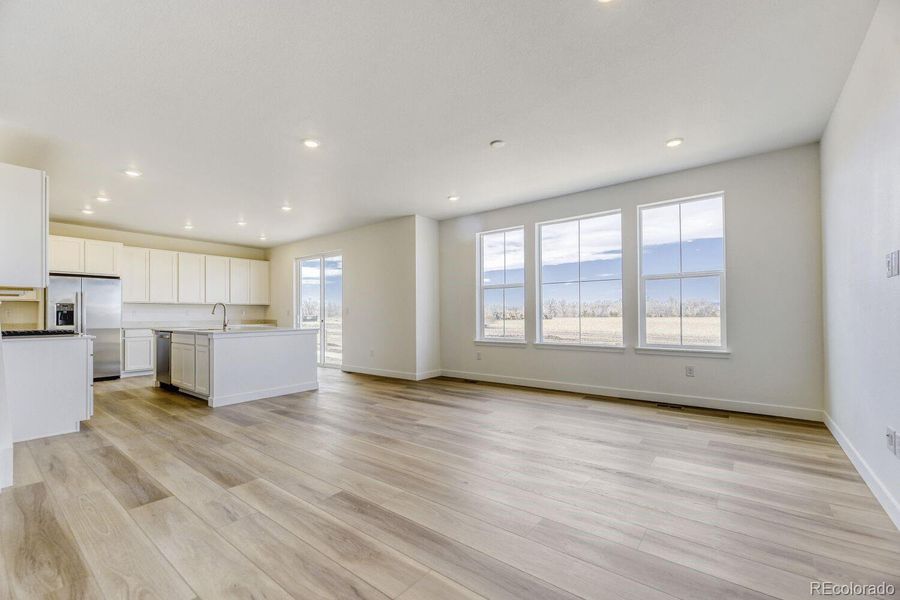 Spacious, unfurnished interior of a new home in Vermilion Creek, Centennial (Image 8).