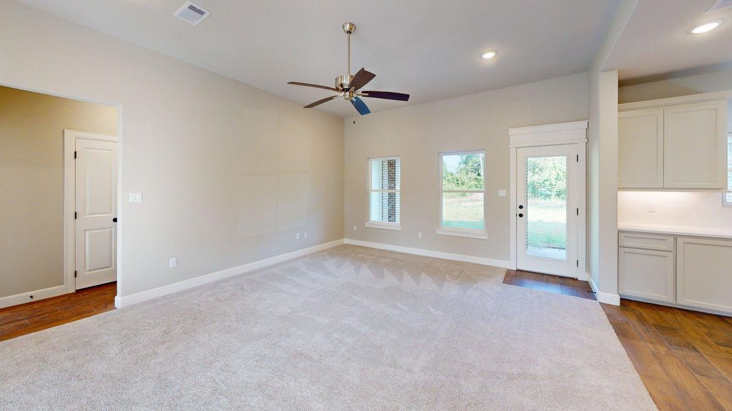 Spacious, unfurnished interior of a new home in , Lake Jackson (Image 14).