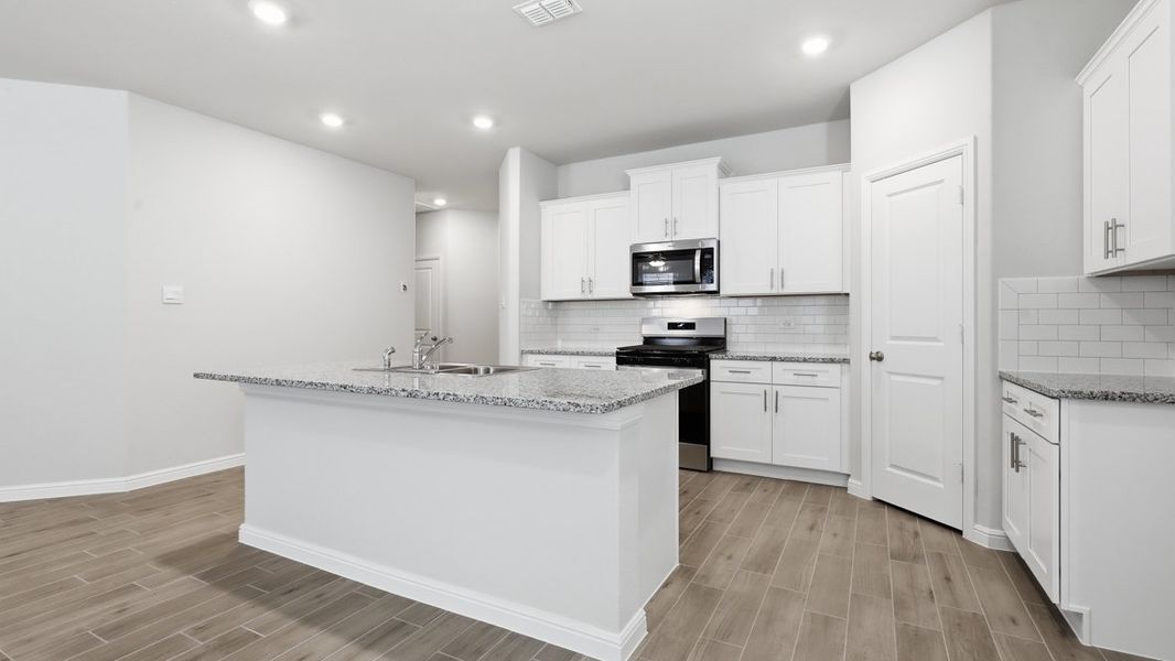 Furnished interior view inside a new home in Saratoga, Granbury (Image 6).