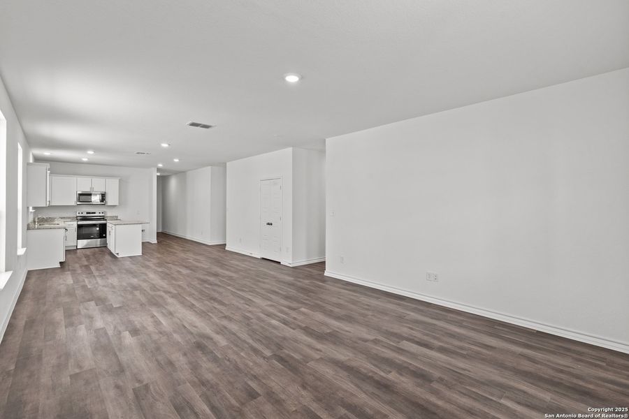 Spacious, unfurnished interior of a new home in Lily Springs, Seguin (Image 12).