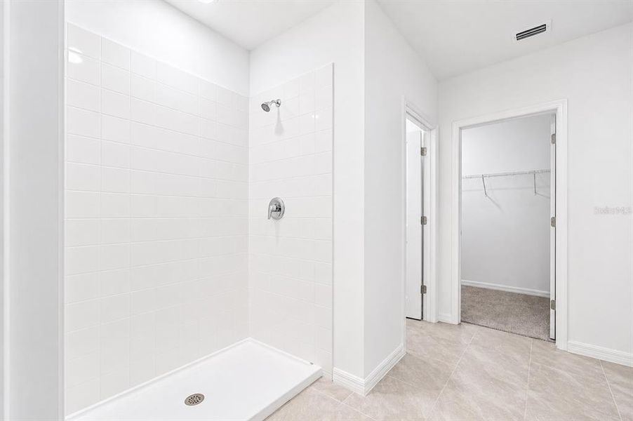 Spacious, unfurnished interior of a new home in Deerbrook, Land O' Lakes (Image 29).