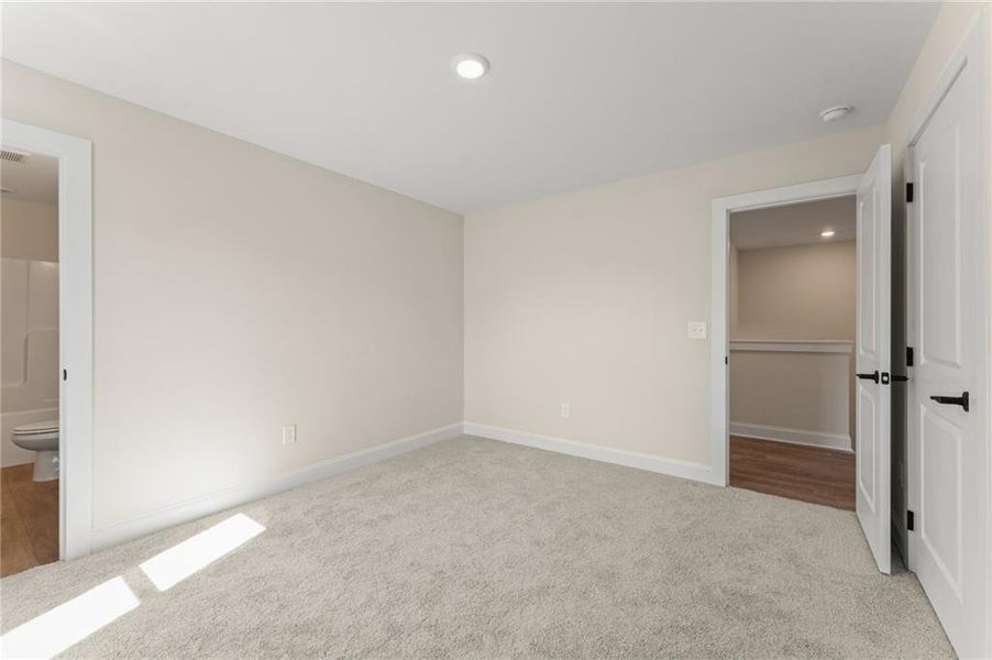 Spacious, unfurnished interior of a new home in , Dallas (Image 36).
