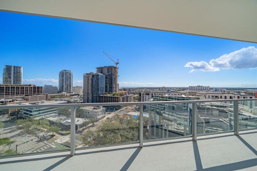 Condo located in St. Petersburg, FL showcasing its design and architecture (Image 24).