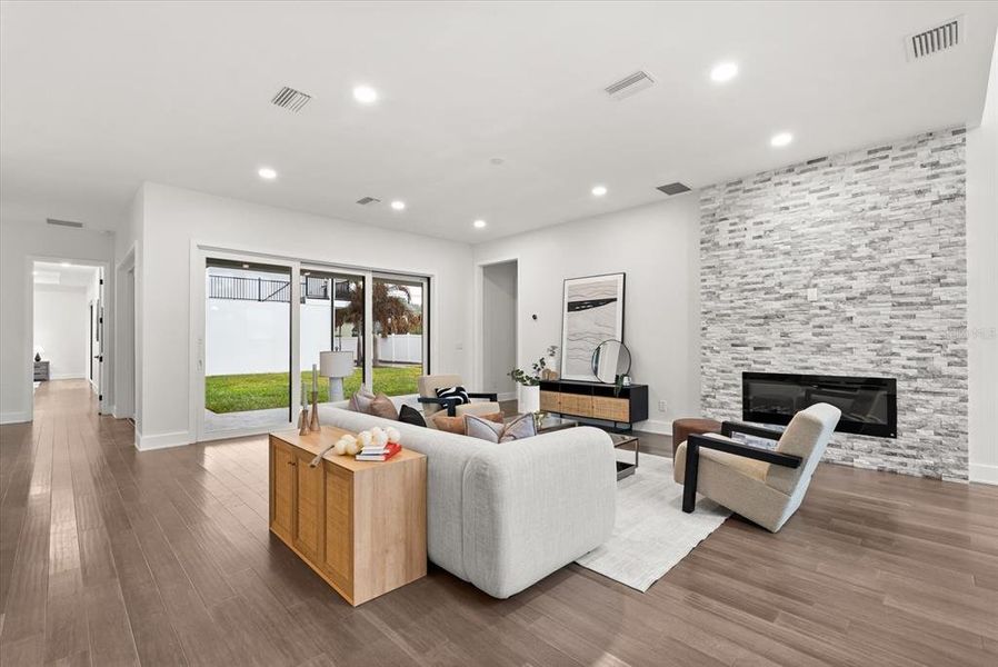 Furnished interior view inside a new home in , Orlando (Image 23).