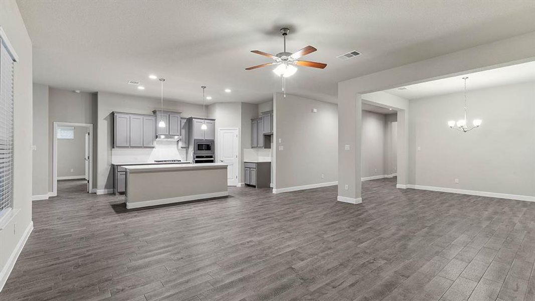 Spacious, unfurnished interior of a new home in Lakeview Pointe, Grand Prairie (Image 37).