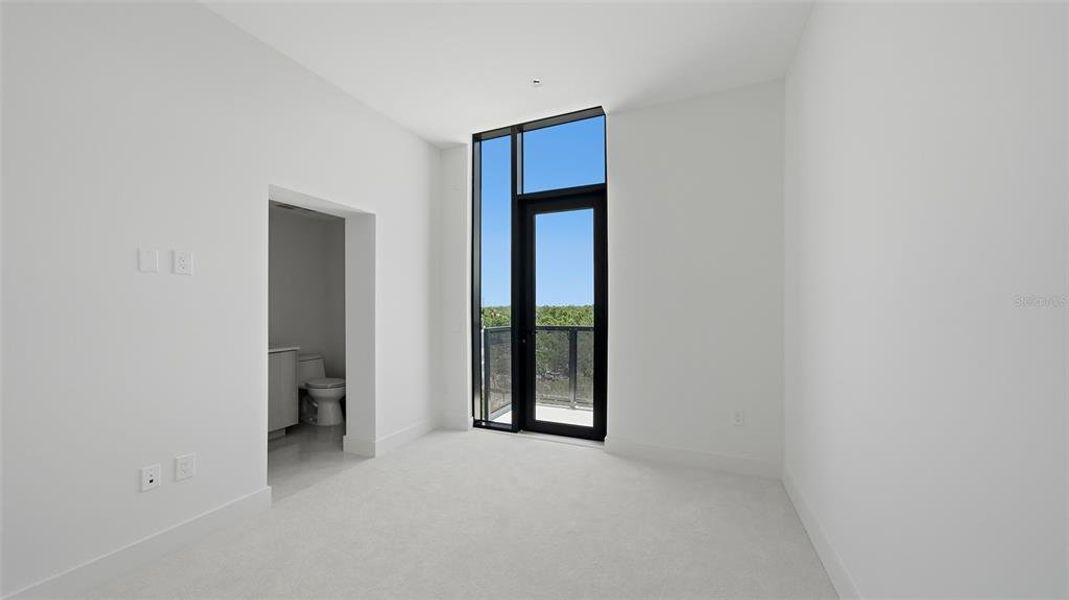 Spacious, unfurnished interior of a new home in , Sarasota (Image 20).