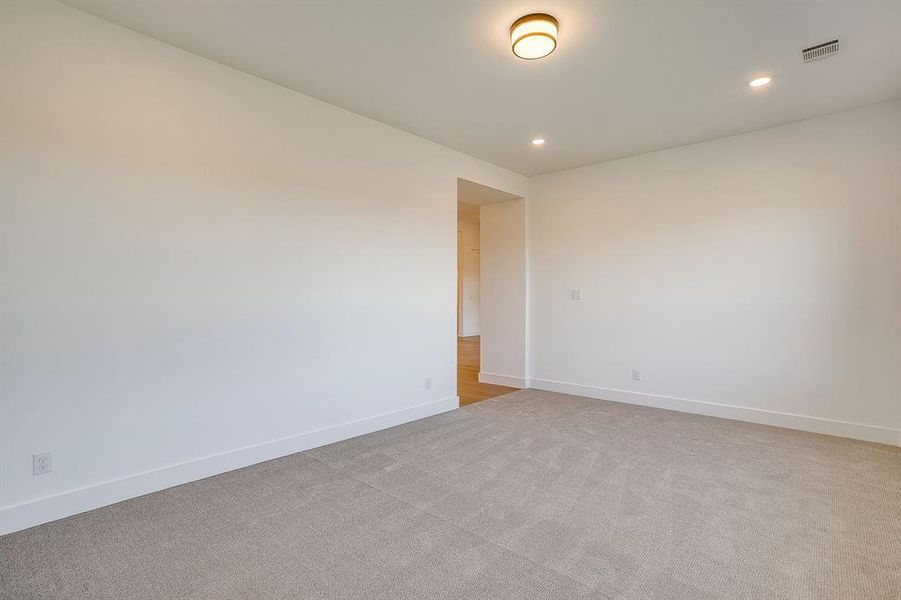 Spacious, unfurnished interior of a new home in Waterfall Ranch, Waxahachie (Image 28).