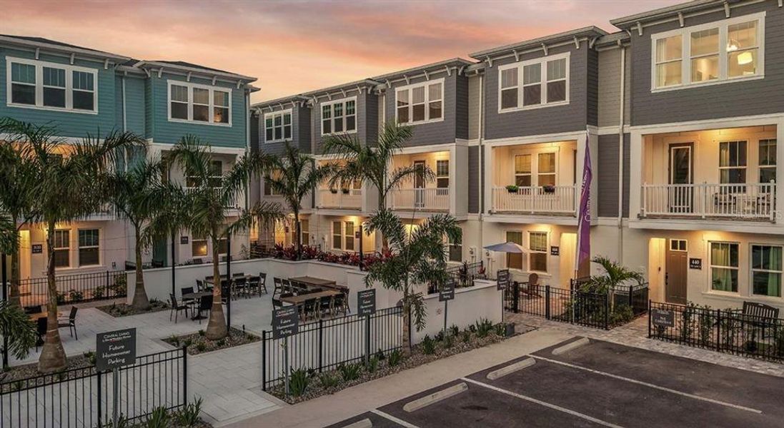Condo located in St. Petersburg, FL showcasing its design and architecture (Image 2). Condo located in St. Petersburg, FL showcasing its design and architecture (Image 2).