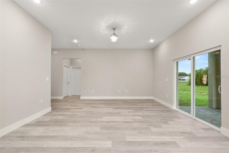 Spacious, unfurnished interior of a new home in , Sebring (Image 17).