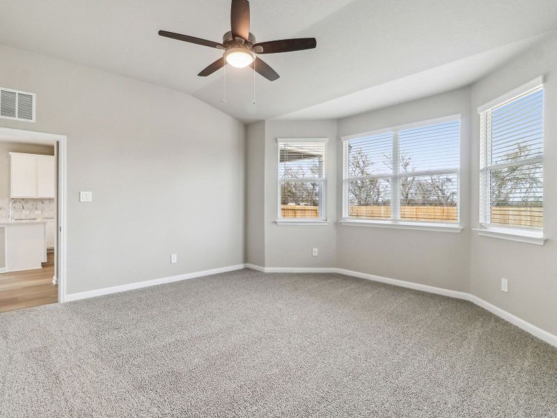 Spacious, unfurnished interior of a new home in Royal Crest, San Antonio (Image 27).