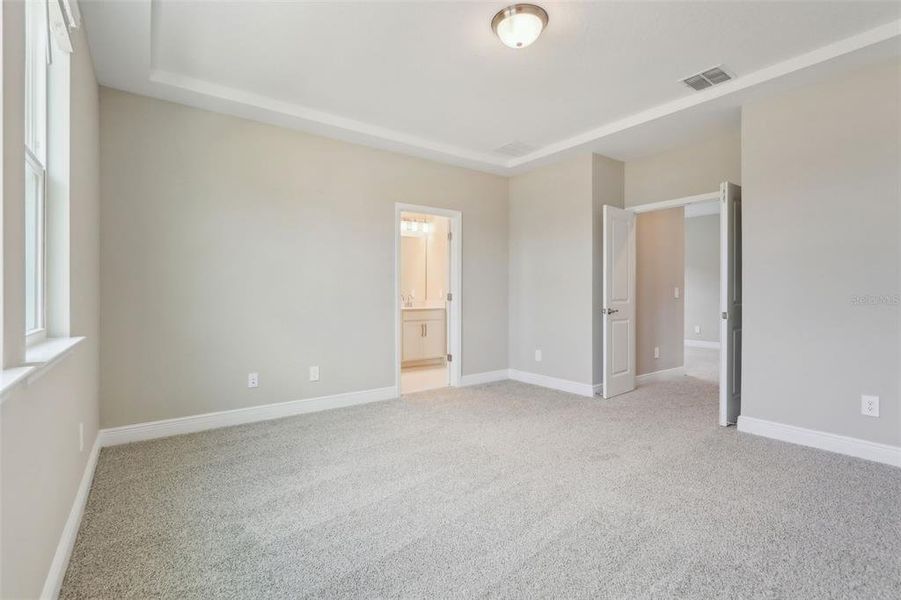 Spacious, unfurnished interior of a new home in Silverleaf Reserve Bungalows, Winter Garden (Image 13).
