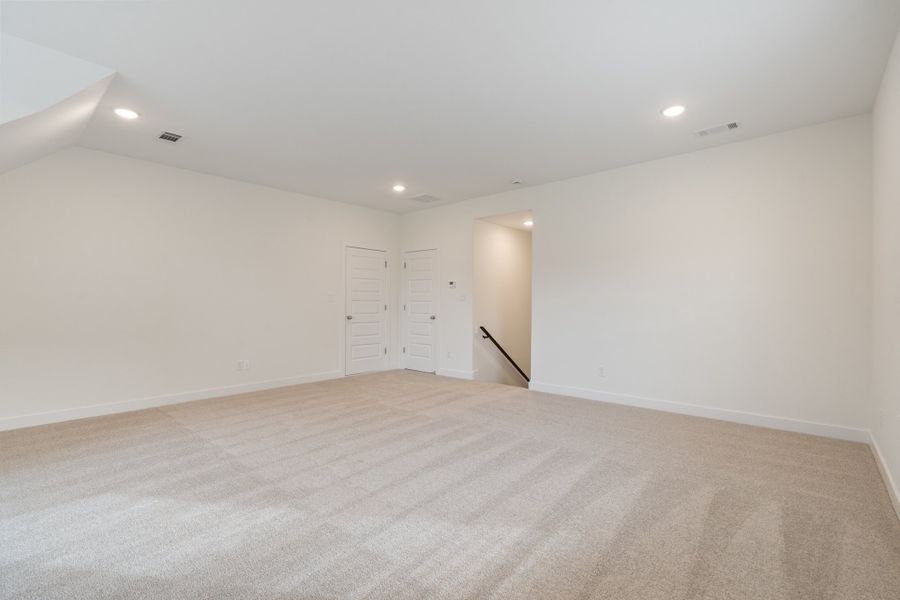 Spacious, unfurnished interior of a new home in Myers Park, Arlington (Image 26).