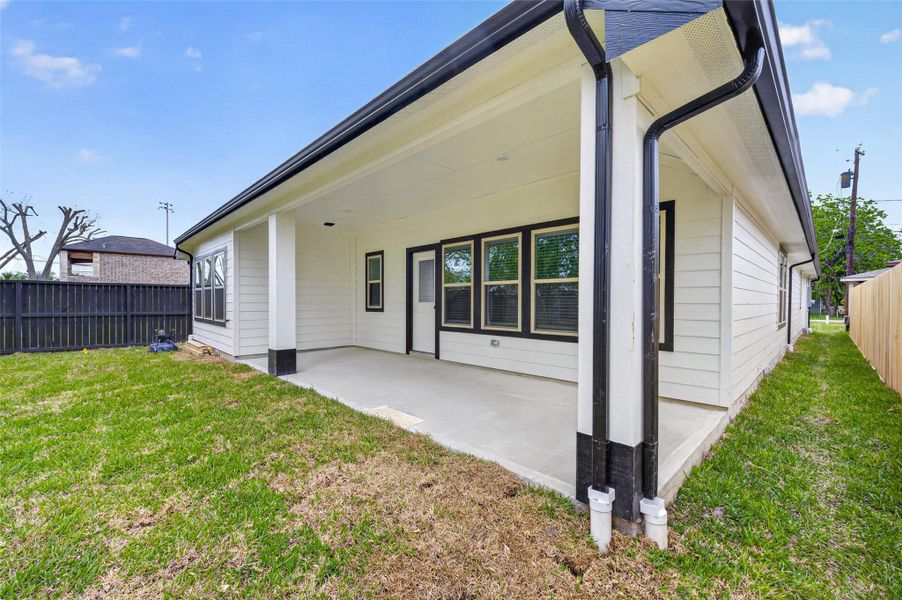 Exterior details and patio area of a home in , South Houston (Image 22).