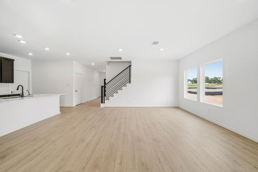 Spacious, unfurnished interior of a new home in Lake Conroe Cove, Willis (Image 15).