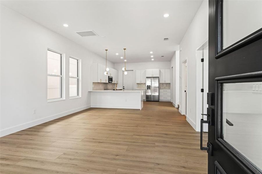 Spacious, unfurnished interior of a new home in , Tampa (Image 39).