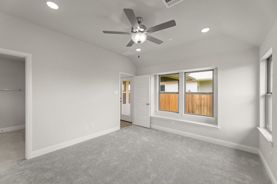 Spacious, unfurnished interior of a new home in Keeneland, Aubrey (Image 23).