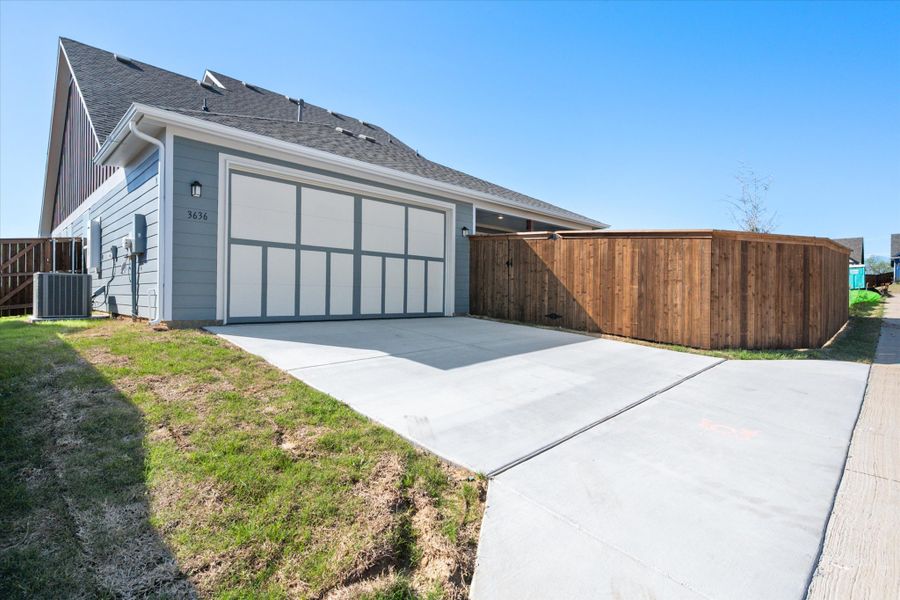 Exterior details and patio area of a home in Heritage Towne, Midlothian (Image 3).