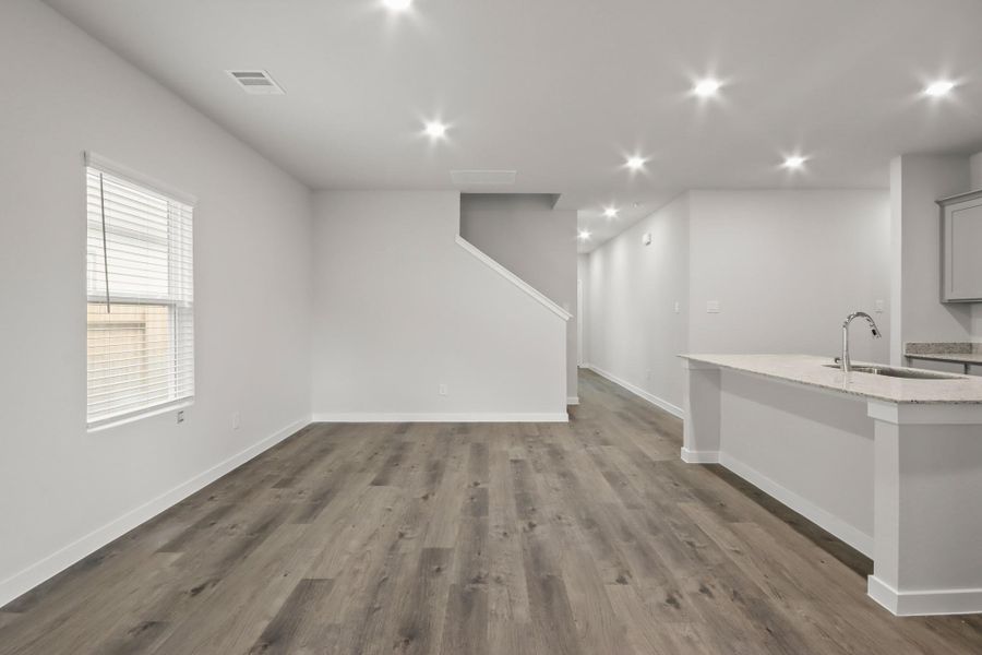 Spacious, unfurnished interior of a new home in Lakes at Crockett Martin, Conroe (Image 8).