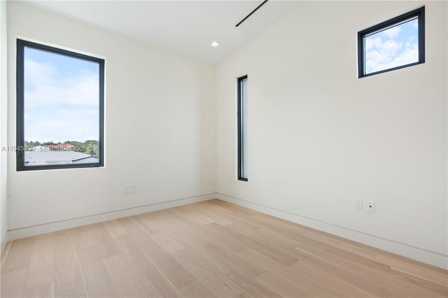 Spacious, unfurnished interior of a new home in , Miami Beach (Image 20).