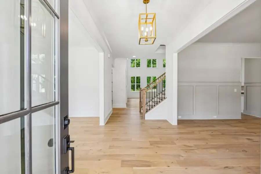 Spacious, unfurnished interior of a new home in White Post on Lake Lanier, Gainesville (Image 18).
