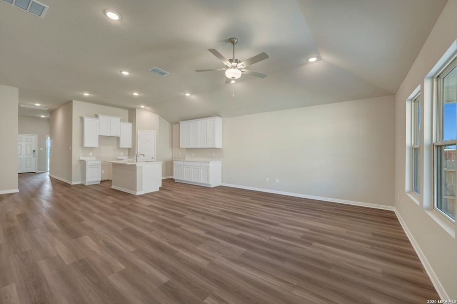 Spacious, unfurnished interior of a new home in Hunters Ranch, San Antonio (Image 21).