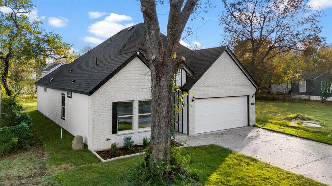 View of front facade with a front yard and a garage